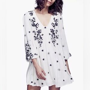 FREE PEOPLE Sweet Tennessee Floral Mini Dress in Ivory w/ Black Embroidery (S/M)